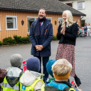 Kronprinsparet ble tatt godt imot av både unge og eldre utenfor Trøgstadheimen. Foto: Berit Roald / NTB